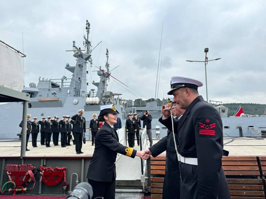İlk kadın amirali Gökçen Fırat Deniz Harp Okulu öğrencileriyle TCG Nusret'te buluştu 4